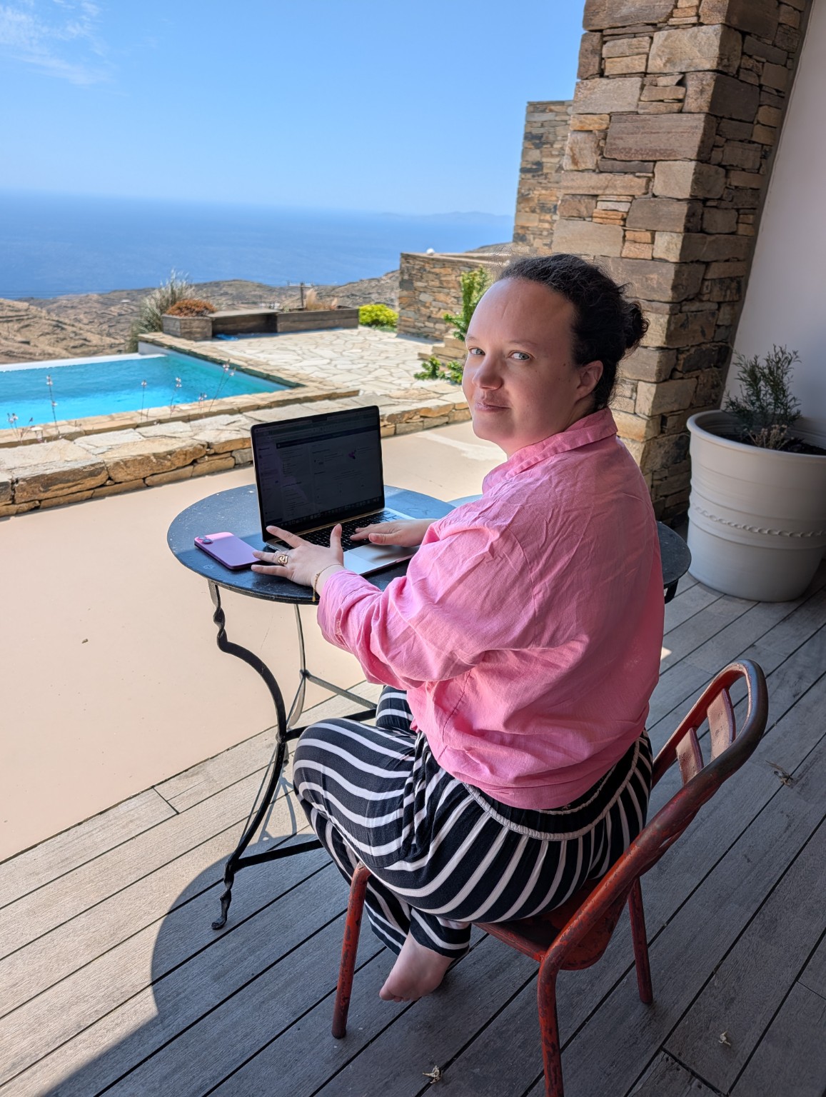Clémence travaillant depuis les Cyclades